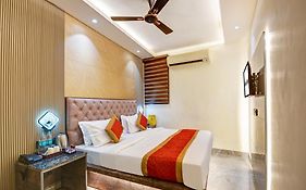 Hotel The Le Grand Luxe New Delhi